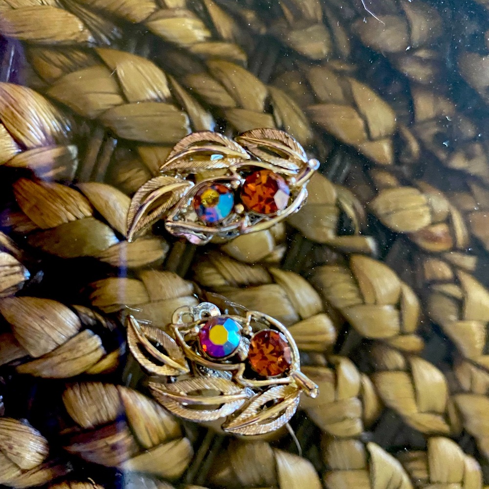 Beautiful Vintage Lisner Clip on Leaf Earrings